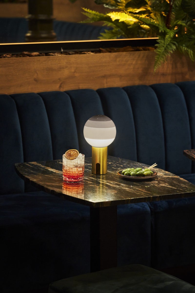 Lampe à poser portable Dipping Light Ø 12,5 cm LED en laiton par Jordi Canudas - Marset Lampe à poser portable Dipping Light Ø 12,5 cm LED en laiton par Jordi Canudas - Marset