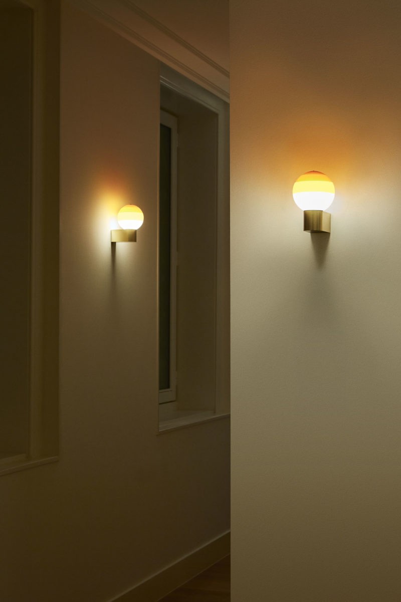 Applique murale Dipping Light A1-13 en laiton brossé par Jordi Canudas - Marset Applique murale Dipping Light A1-13 en laiton brossé par Jordi Canudas - Marset