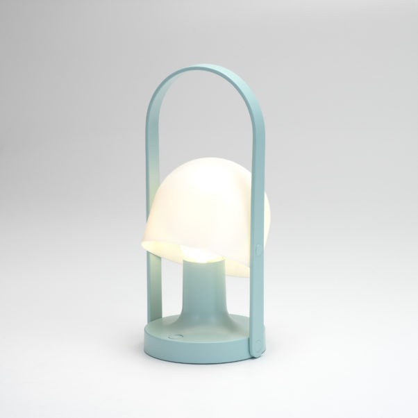 Lampe baladeuse FollowMe LED Rechargeable en bois de chêne par Inma Bermúdez - Marset