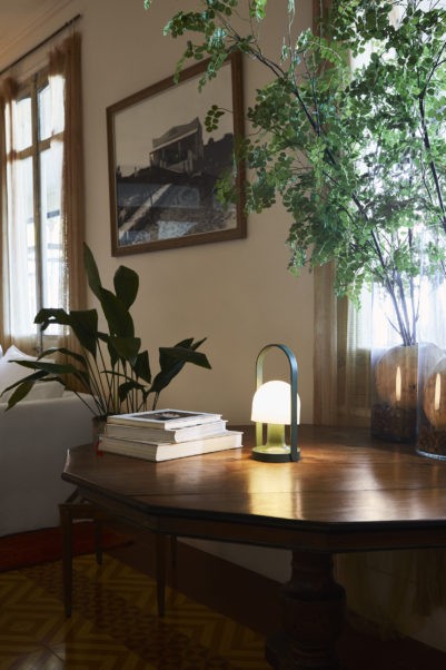 Lampe baladeuse FollowMe LED Rechargeable en bois de chêne par Inma Bermúdez - Marset