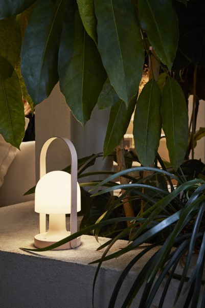 Lampe baladeuse FollowMe LED Rechargeable en bois de chêne par Inma Bermúdez - Marset
