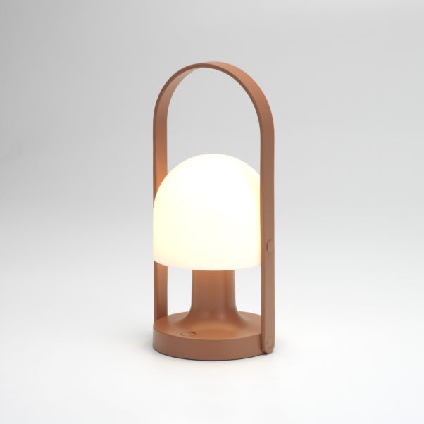 Lampe baladeuse FollowMe LED Rechargeable en bois de chêne par Inma Bermúdez - Marset