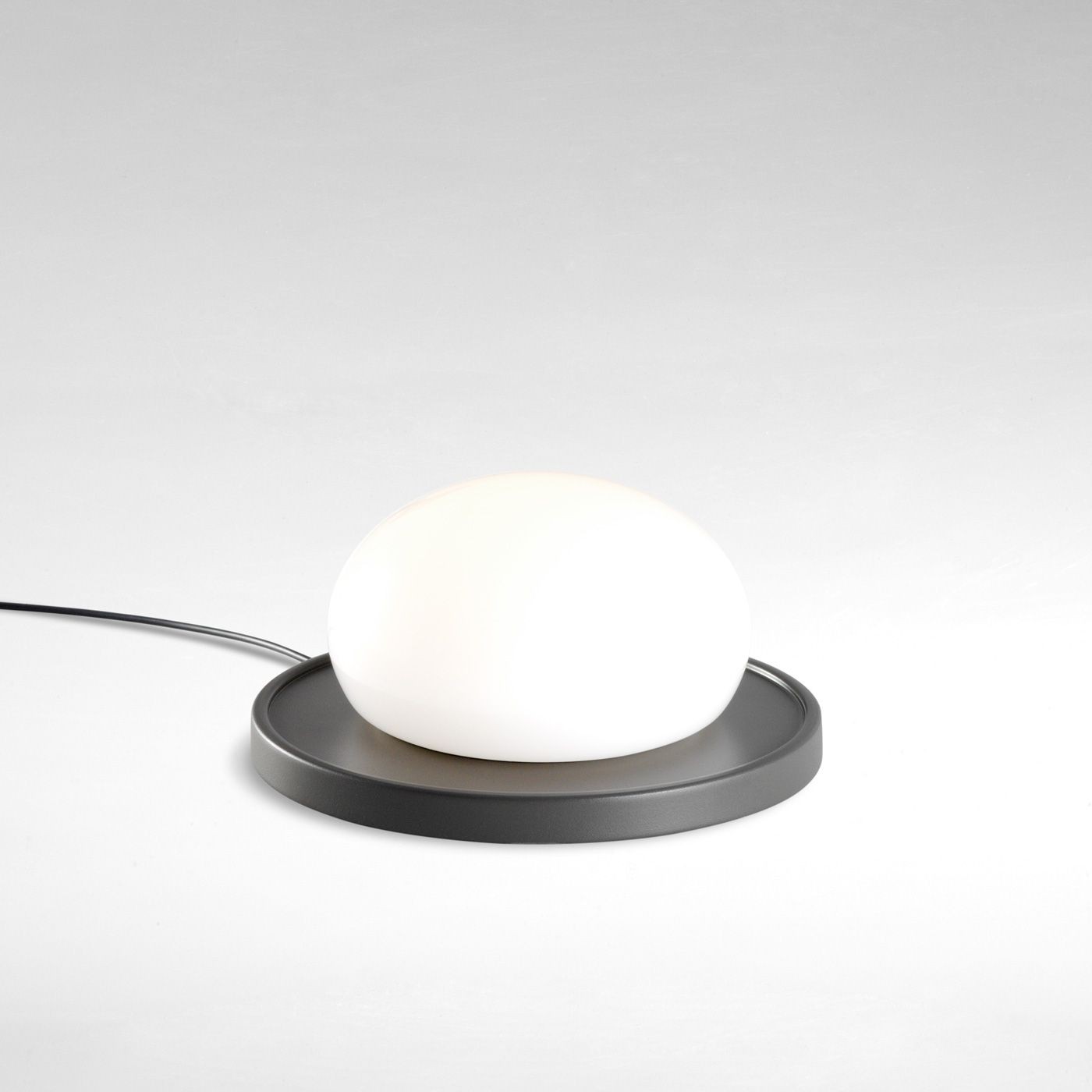 Lampe à poser magnétisée Bolita en verre soufflé par kaschkasch x Marset Lampe à poser magnétisée Bolita en verre soufflé par kaschkasch x Marset