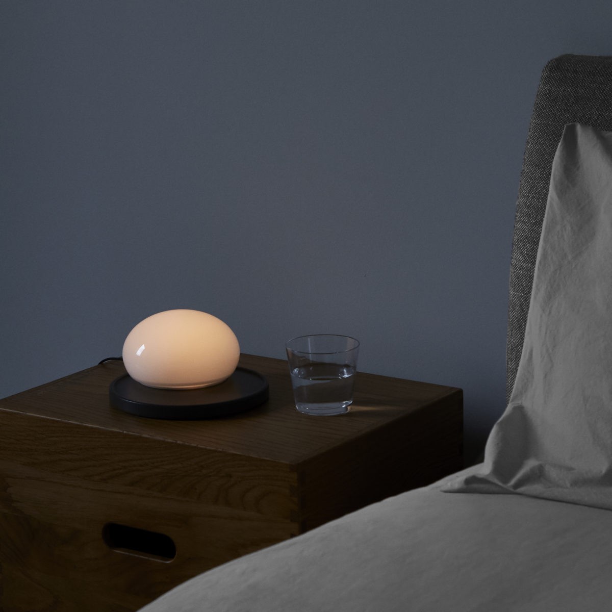 Lampe à poser magnétisée Bolita en verre soufflé par kaschkasch x Marset Lampe à poser magnétisée Bolita en verre soufflé par kaschkasch x Marset