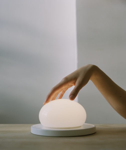 Lampe à poser magnétisée Bolita en verre soufflé par kaschkasch x Marset Lampe à poser magnétisée Bolita en verre soufflé par kaschkasch x Marset