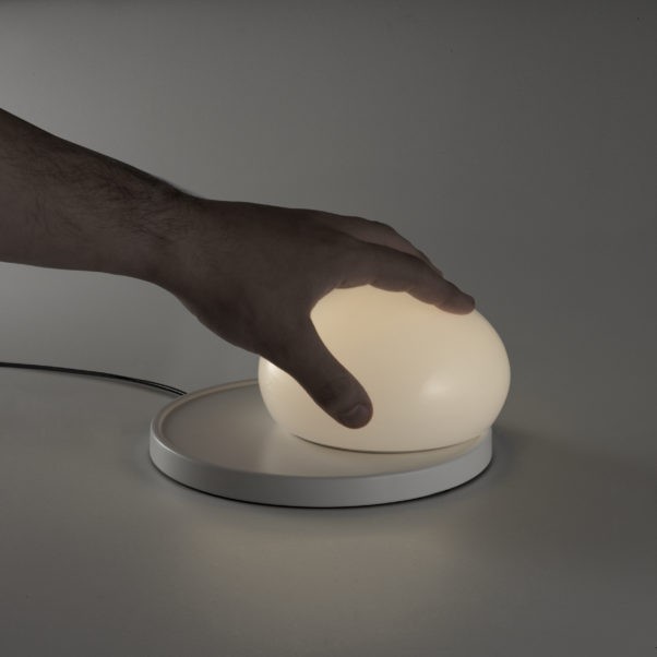 Lampe à poser magnétisée Bolita en verre soufflé par kaschkasch x Marset Lampe à poser magnétisée Bolita en verre soufflé par kaschkasch x Marset
