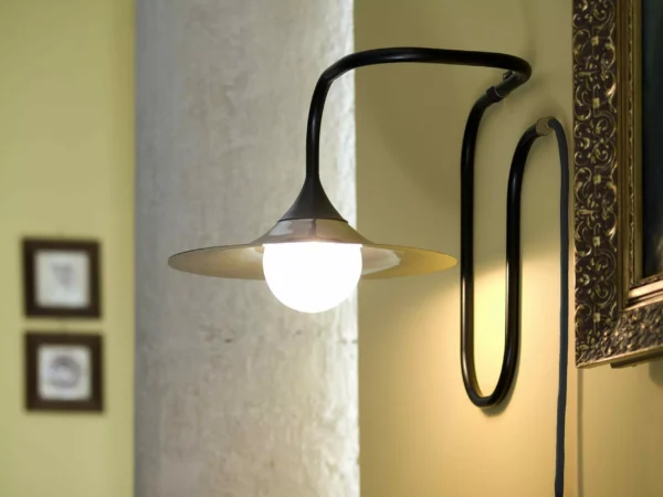 Lampe à poser / Applique Turbaya noir en laiton en forme de gramophone au design chic et élégant