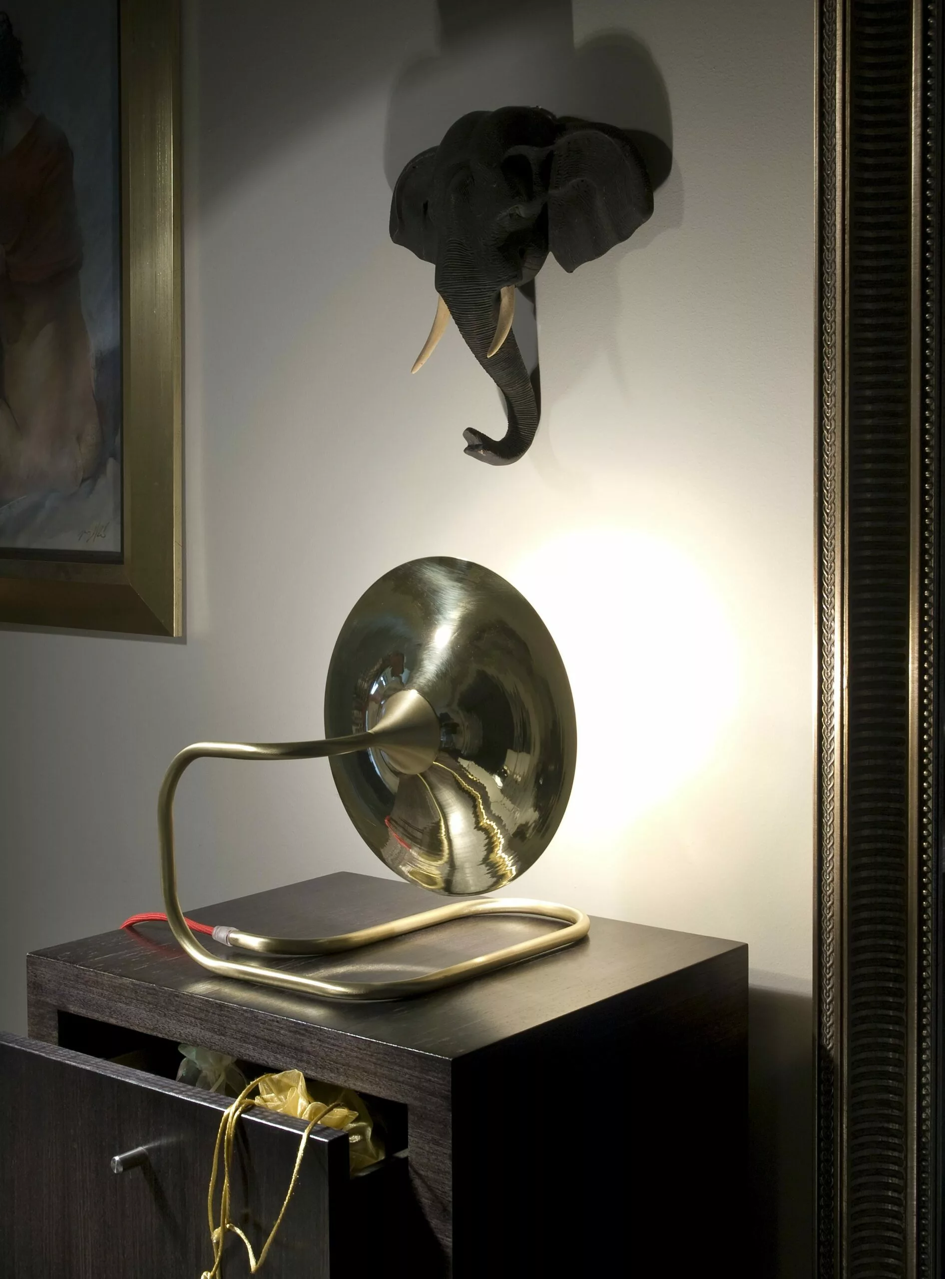 Lampe à poser / Applique Turbaya en laiton en forme de gramophone au design chic et élégant
