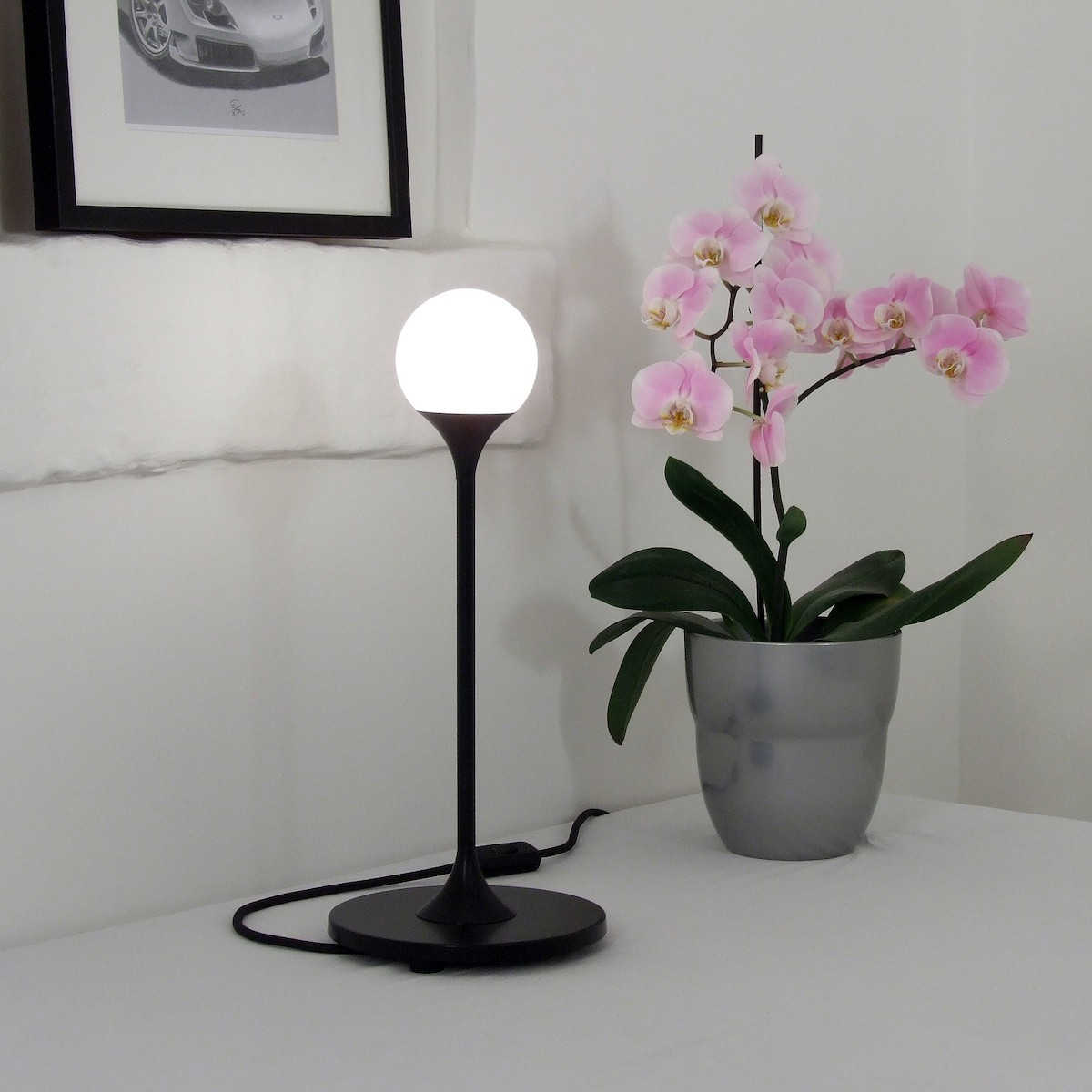 Lampe à poser design Skew noir en laiton au design chic et élégant
