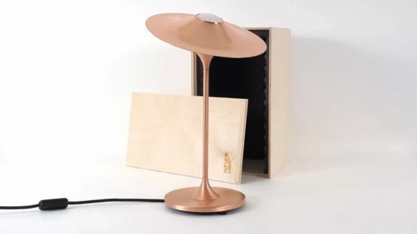 Lampe à poser design Skew en cuivre au design chic et élégant