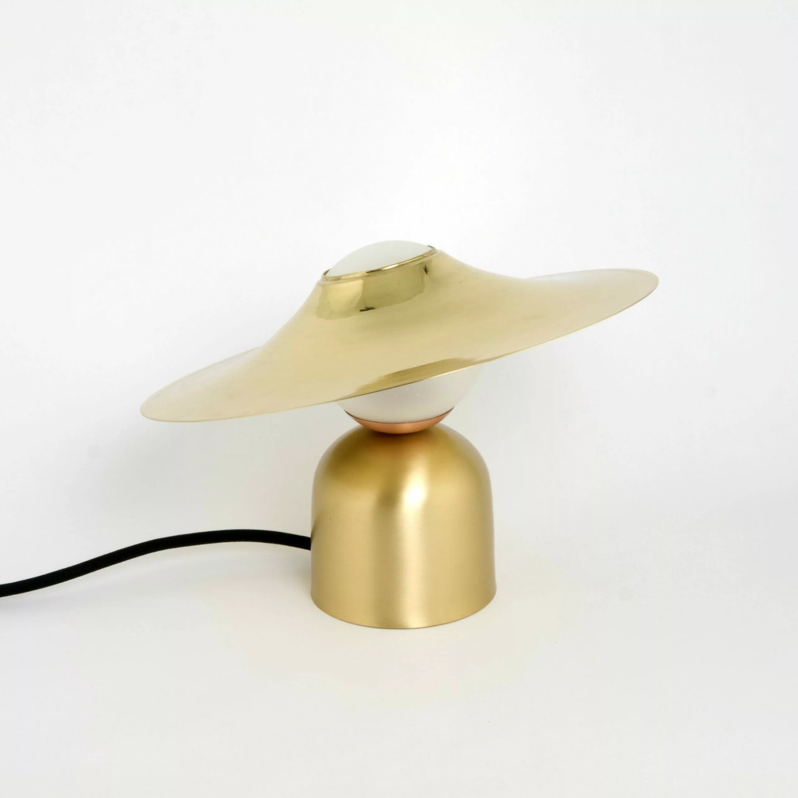 Lampe à poser design Bonbon avec disque en laiton au design chic et élégant 