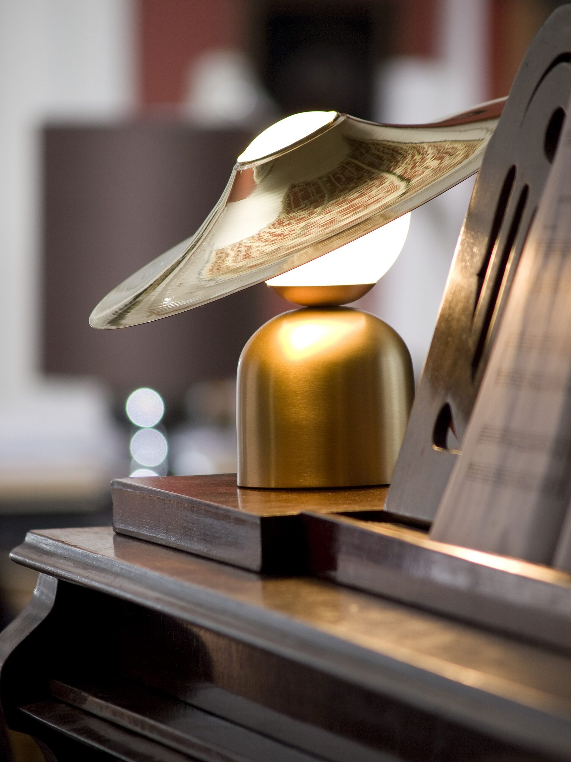 Lampe à poser design Bonbon avec disque en laiton au design chic et élégant Lampe à poser design Bonbon avec disque en laiton au design chic et élégant