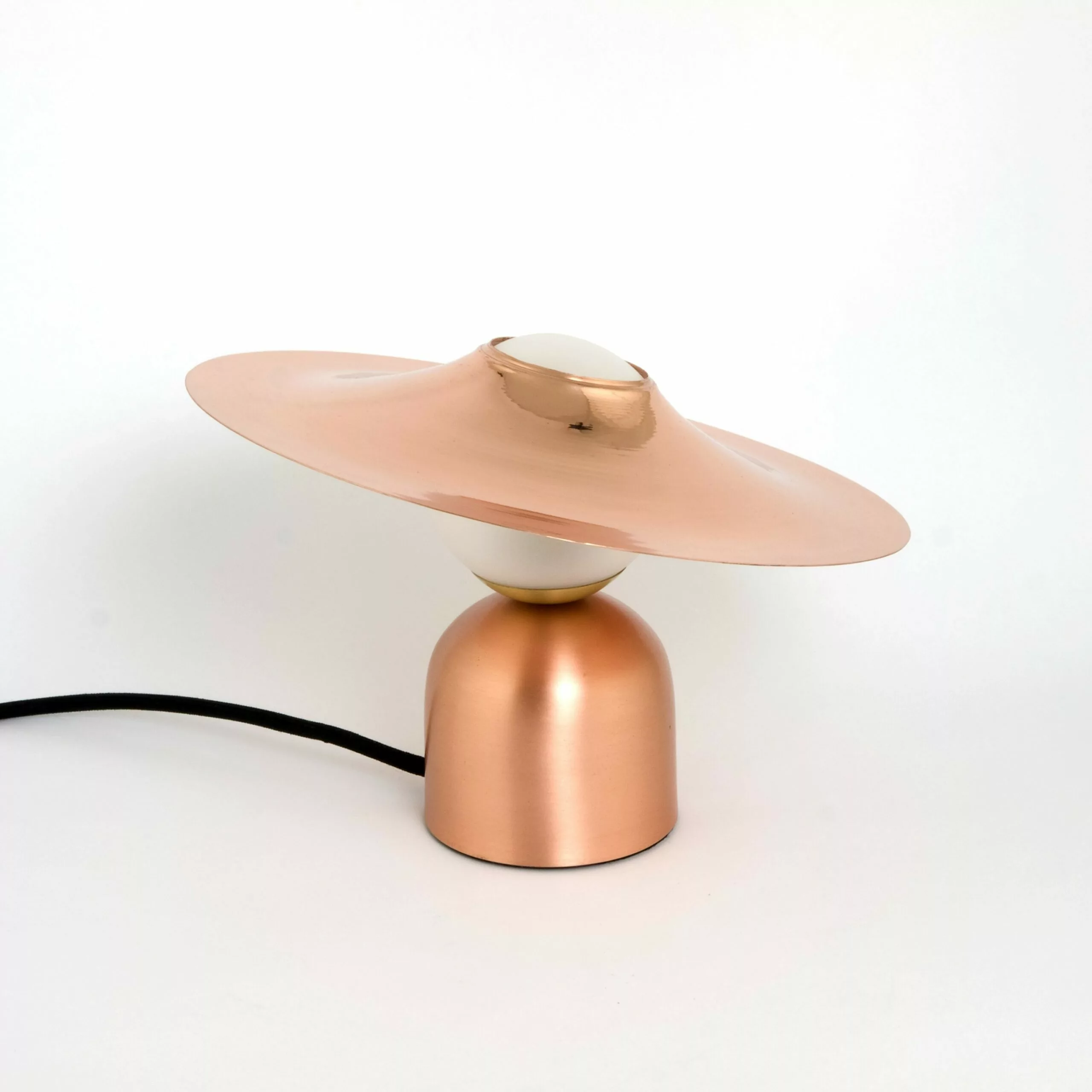 Lampe à poser design Bonbon avec disque en cuivre au design chic et élégant 