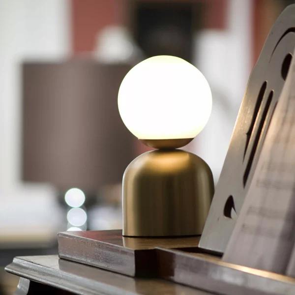 Lampe à poser design Bonbon en laiton au design chic et élégant