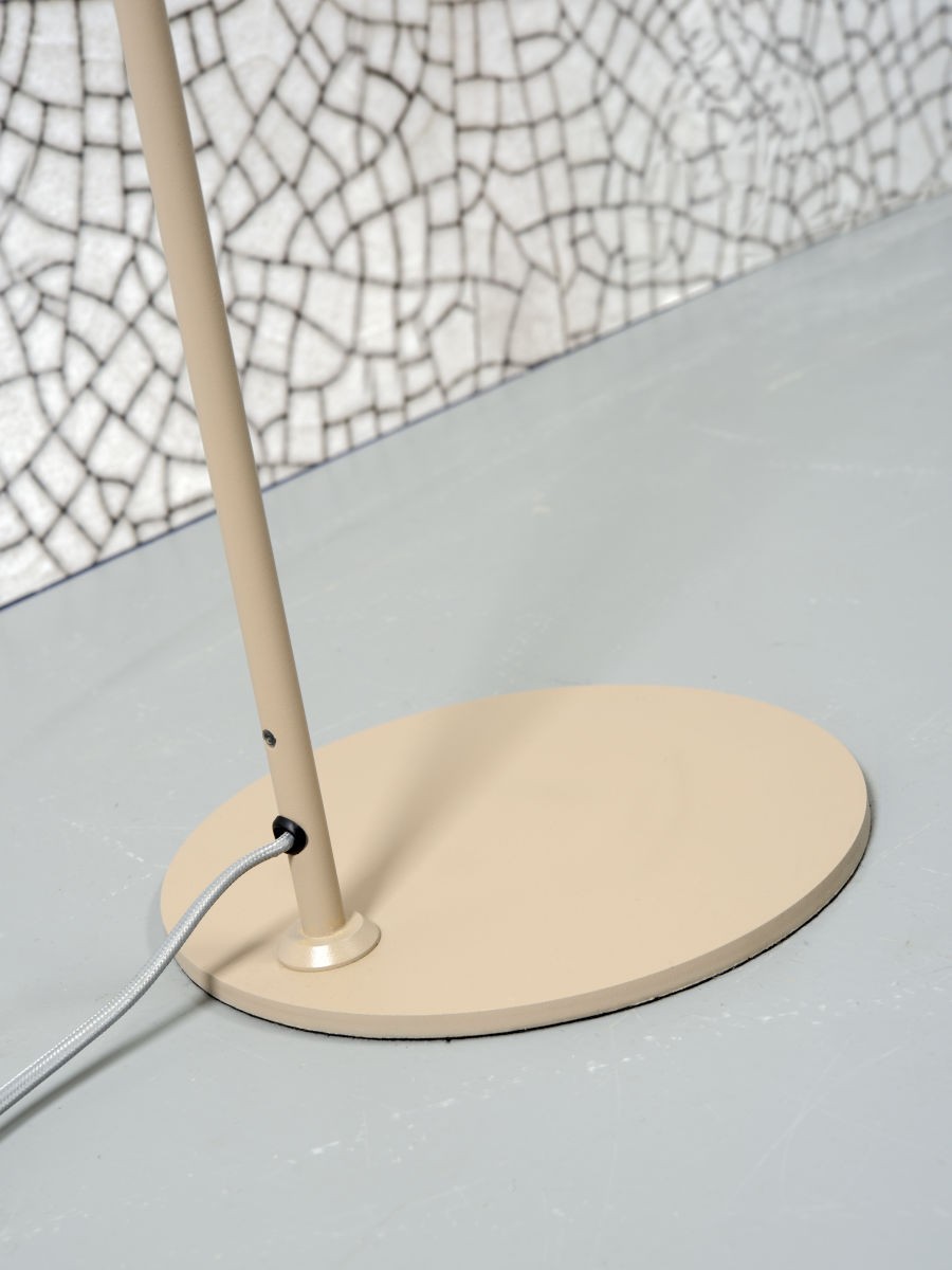Lampadaire Montreux en métal au design contemporain par It's About Romi