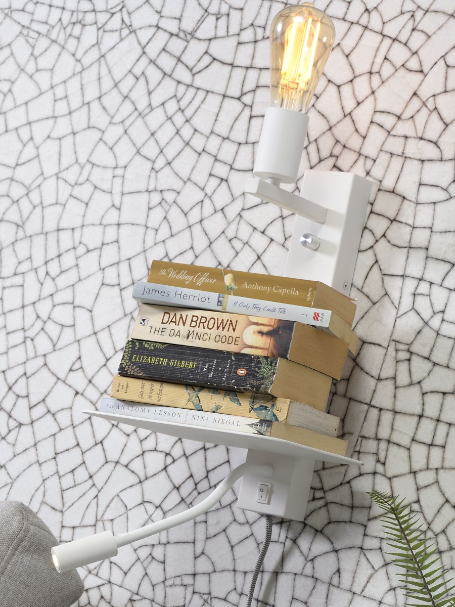 Applique murale étagère Florence avec chargeur USB et liseuse en métal au design naturel par It's About Romi Applique murale étagère Florence avec chargeur USB et liseuse en métal au design naturel par It's About Romi