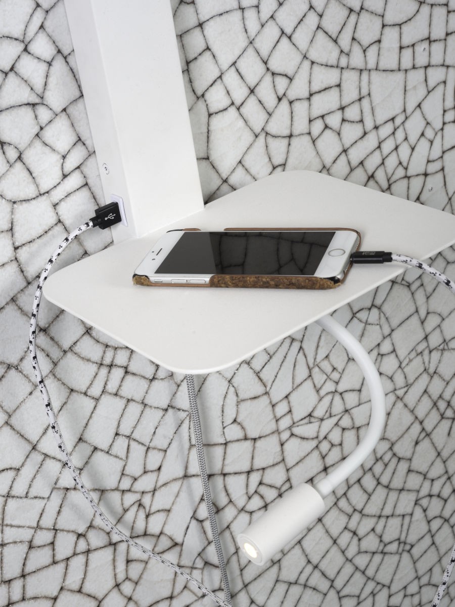 Applique murale étagère Florence avec chargeur USB et liseuse en métal au design naturel par It's About Romi Applique murale étagère Florence avec chargeur USB et liseuse en métal au design naturel par It's About Romi