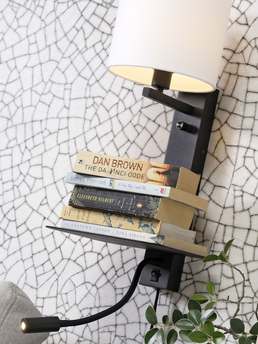 Applique murale étagère Florence avec abat-jour et chargeur USB et liseuse en métal au design naturel par It's About Romi Applique murale étagère Florence avec abat-jour et chargeur USB et liseuse en métal au design naturel par It's About Romi