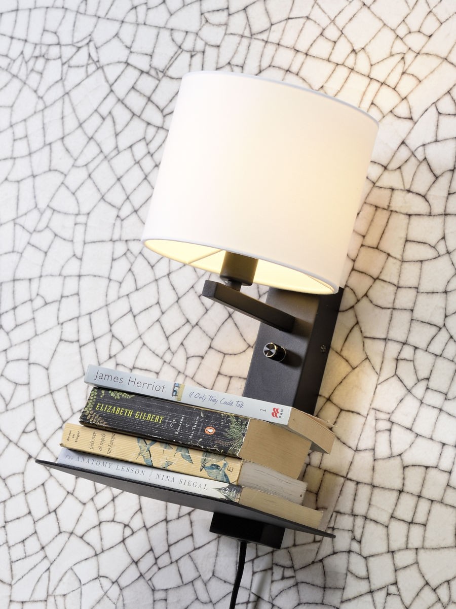Applique murale étagère Florence avec chargeur USB en métal au design naturel par It's About Romi Applique murale étagère Florence avec chargeur USB en métal au design naturel par It's About Romi