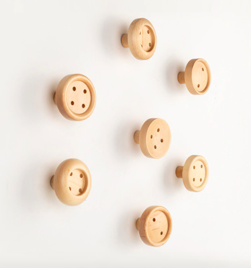 Patère murale Button 2 en forme de bouton de chemise au design naturel
