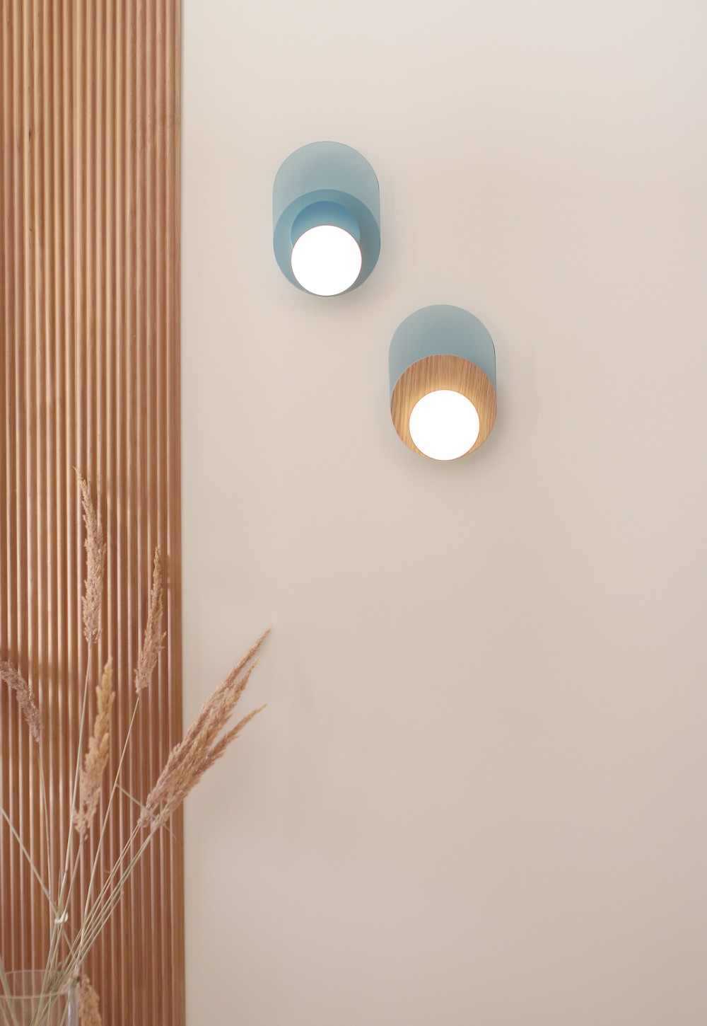 Applique Dot 04 en verre et chêne au design graphique par Tunto Applique Dot 04 en verre et chêne au design graphique par Tunto