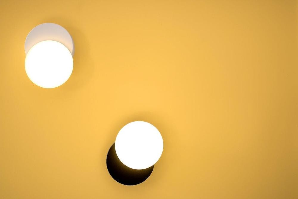 Applique Dot 01 en métal au design graphique par Tunto Applique Dot 01 en métal au design graphique par Tunto