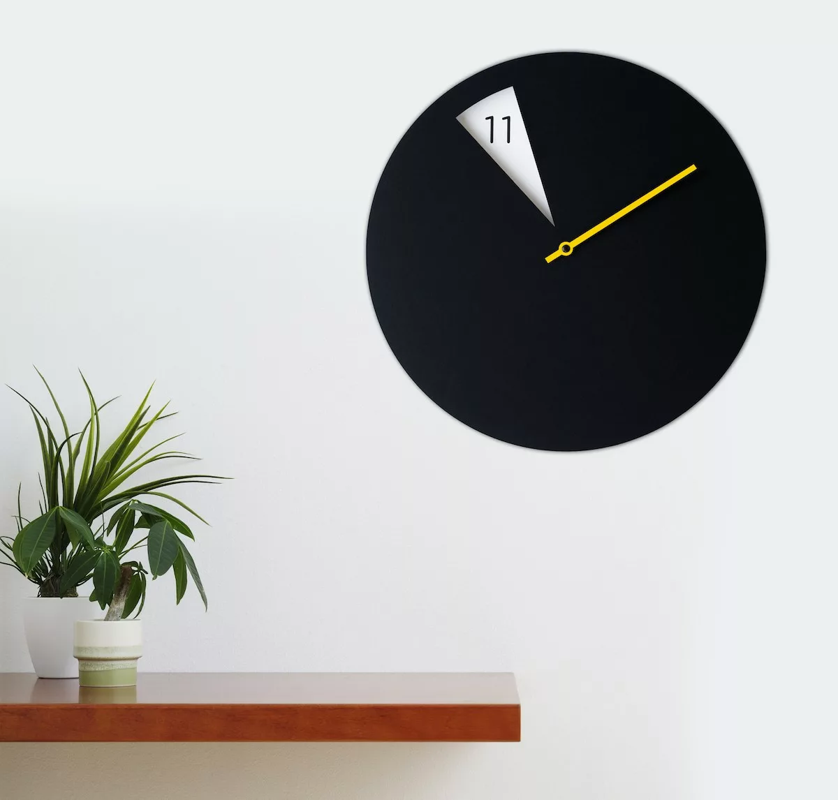 Horloge murale design FreakishClock Noir et Rouge en aluminium