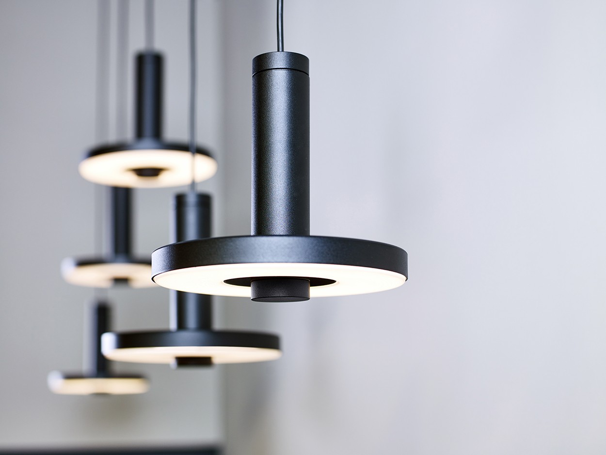 Suspension Beads in line 5 sources en aluminium au design industriel par Anton de Groof X Tonone