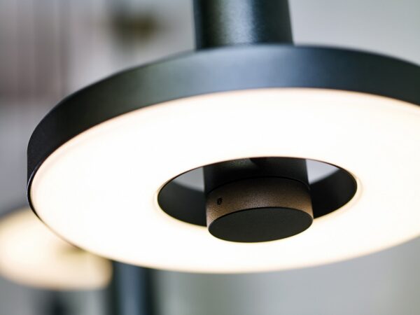 Suspension Beads in line 3 sources en aluminium au design industriel par Anton de Groof X Tonone