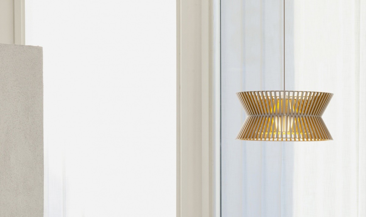 Suspension au design scandinave Kontro 6000 en bois naturel par Secto Design Suspension au design scandinave Kontro 6000 en bois naturel