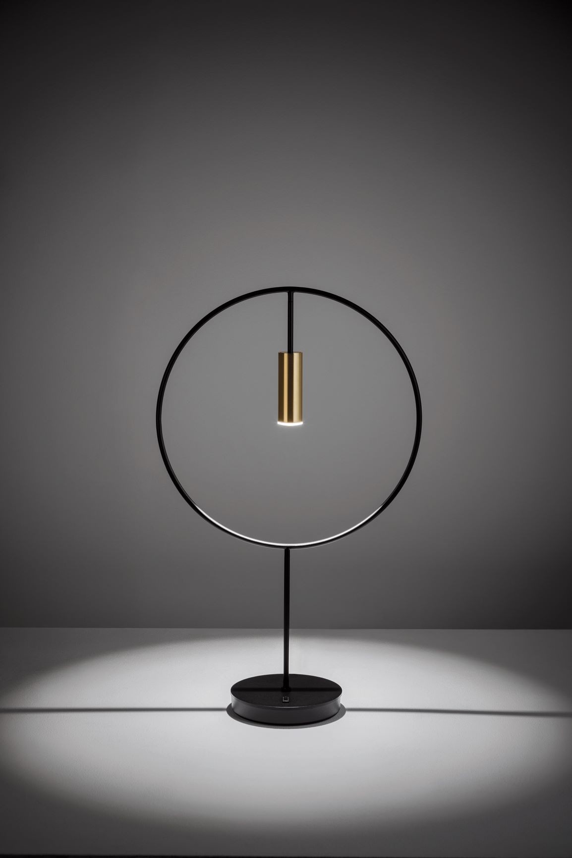 Lampe à poser LED en aluminium - Revolta par Estiluz Lampe à poser LED en aluminium - Revolta par Estiluz