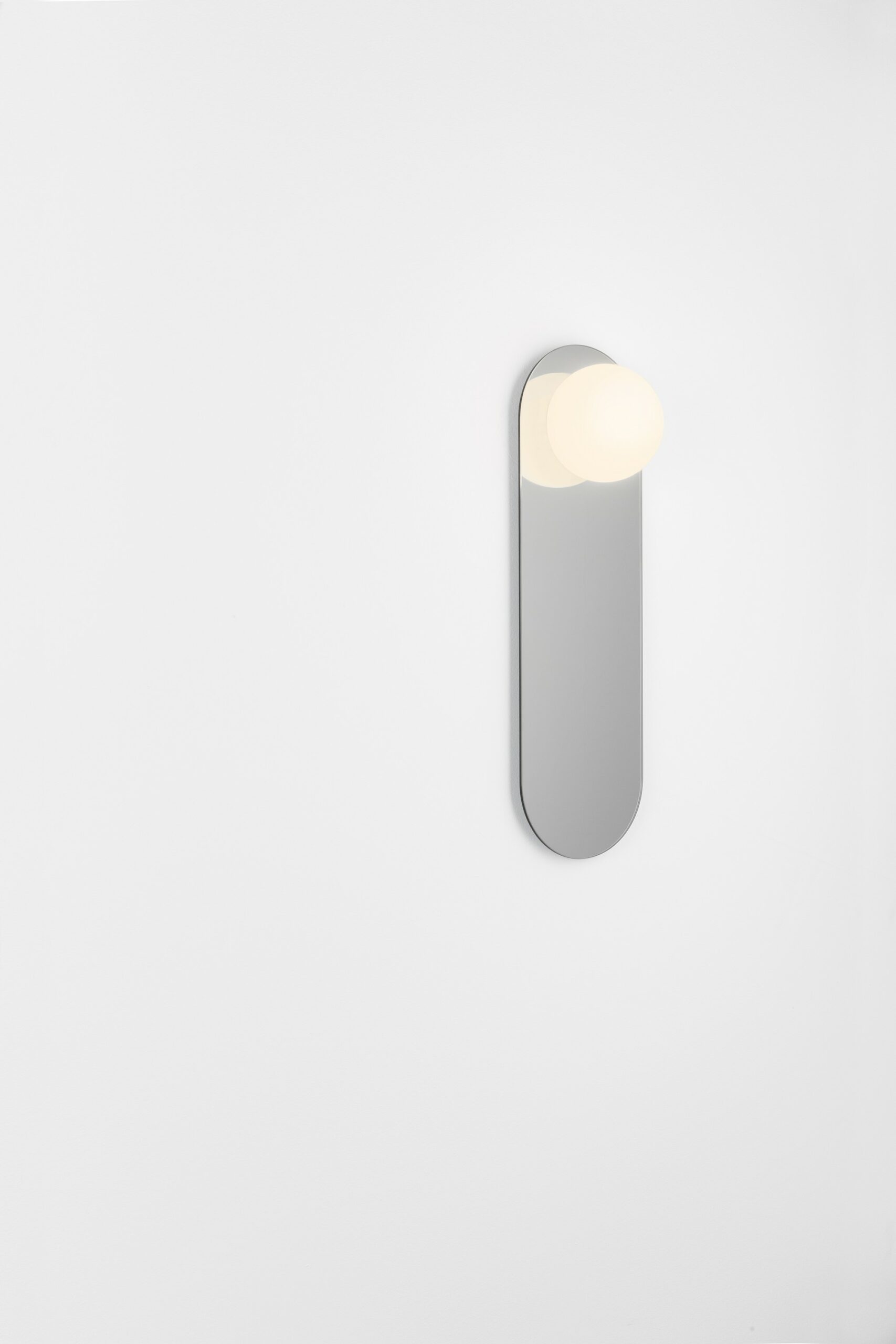 Miroir ovale LED en verre et cuivre - Circ par Estiluz