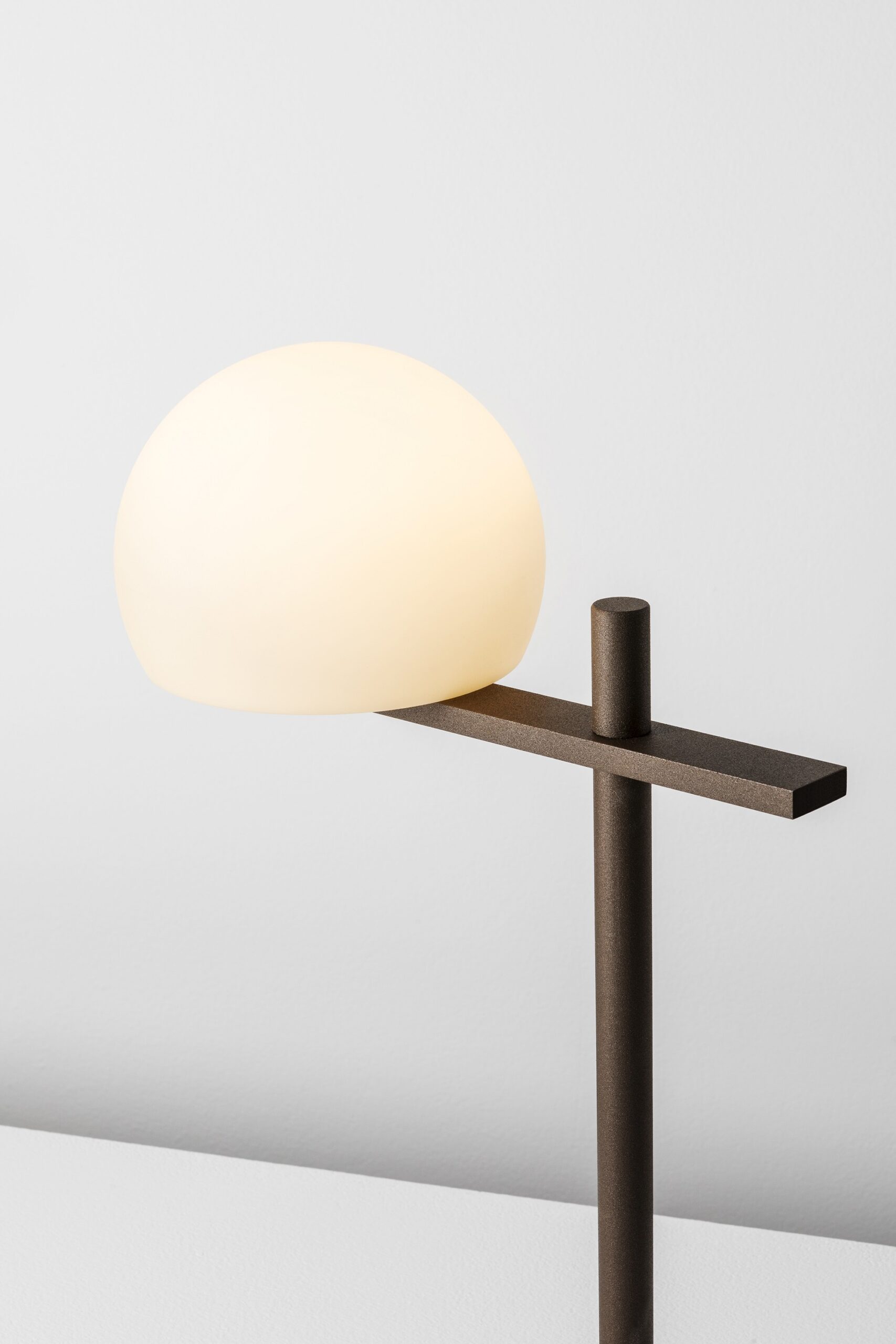 Lampe à poser LED intérieure en métal - Circ par Estiluz Lampe à poser LED intérieure en métal - Circ par Estiluz
