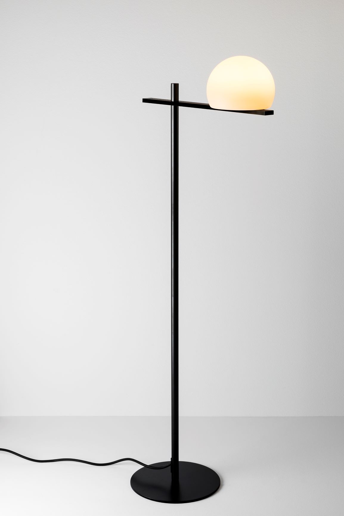 Lampadaire LED intérieur en métal - Circ par Estiluz