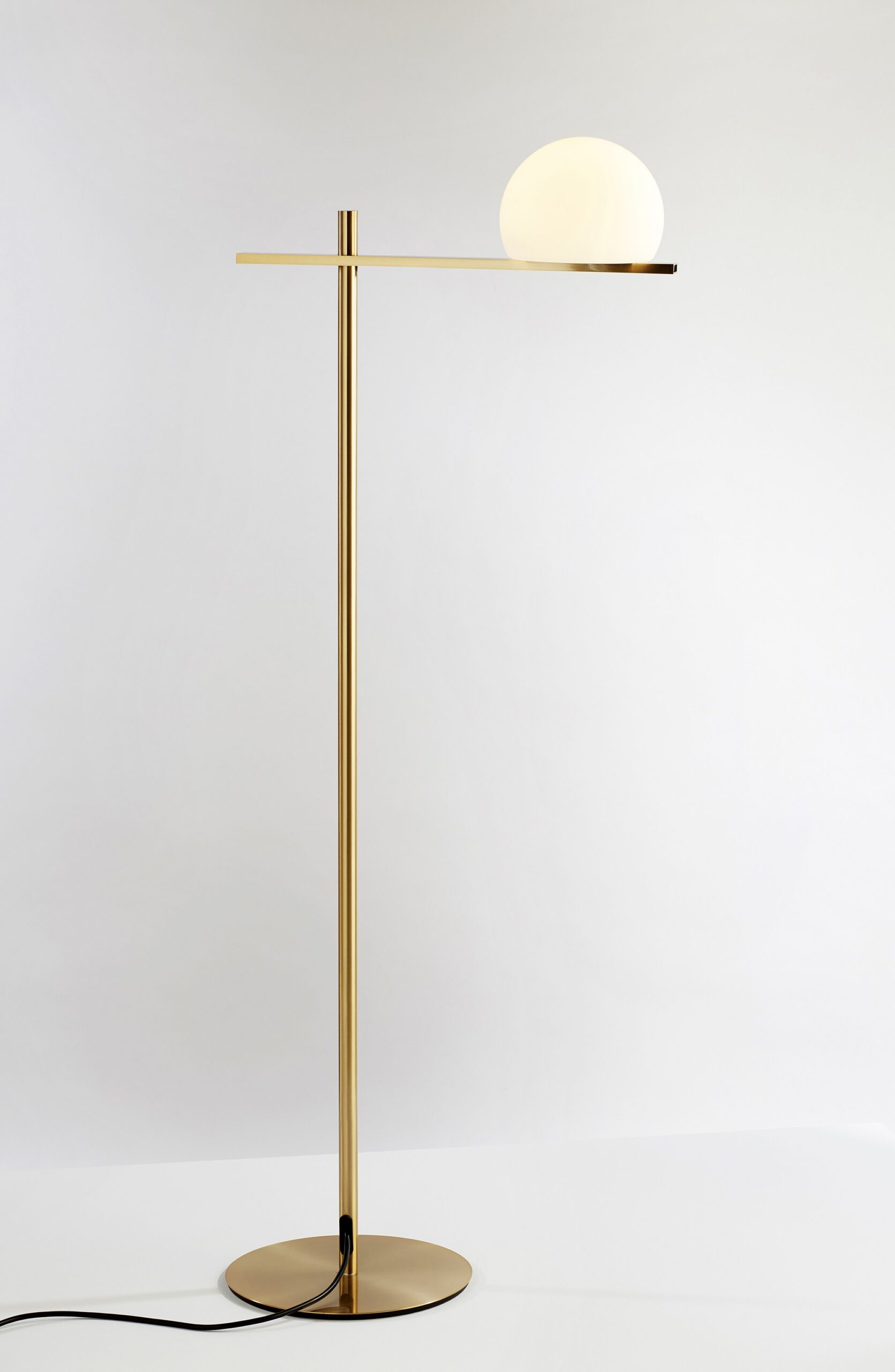 Lampadaire LED intérieur en métal - Circ par Estiluz Lampadaire LED intérieur en métal - Circ par Estiluz