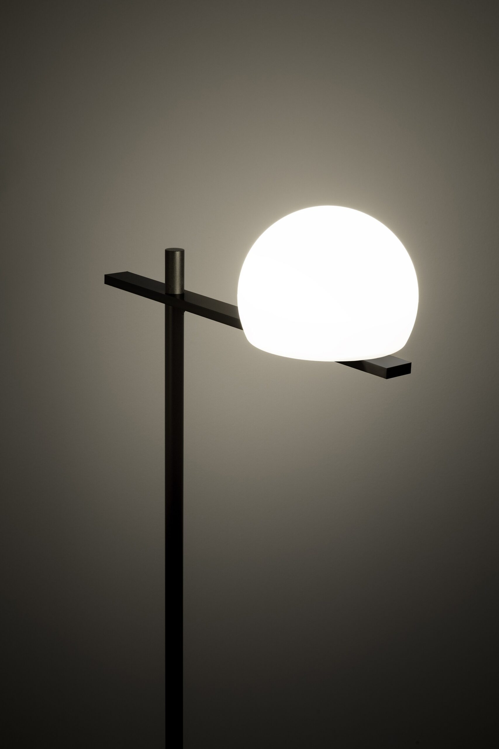 Lampadaire LED extérieur en métal - Circ par Estiluz Lampadaire LED extérieur en métal - Circ par Estiluz