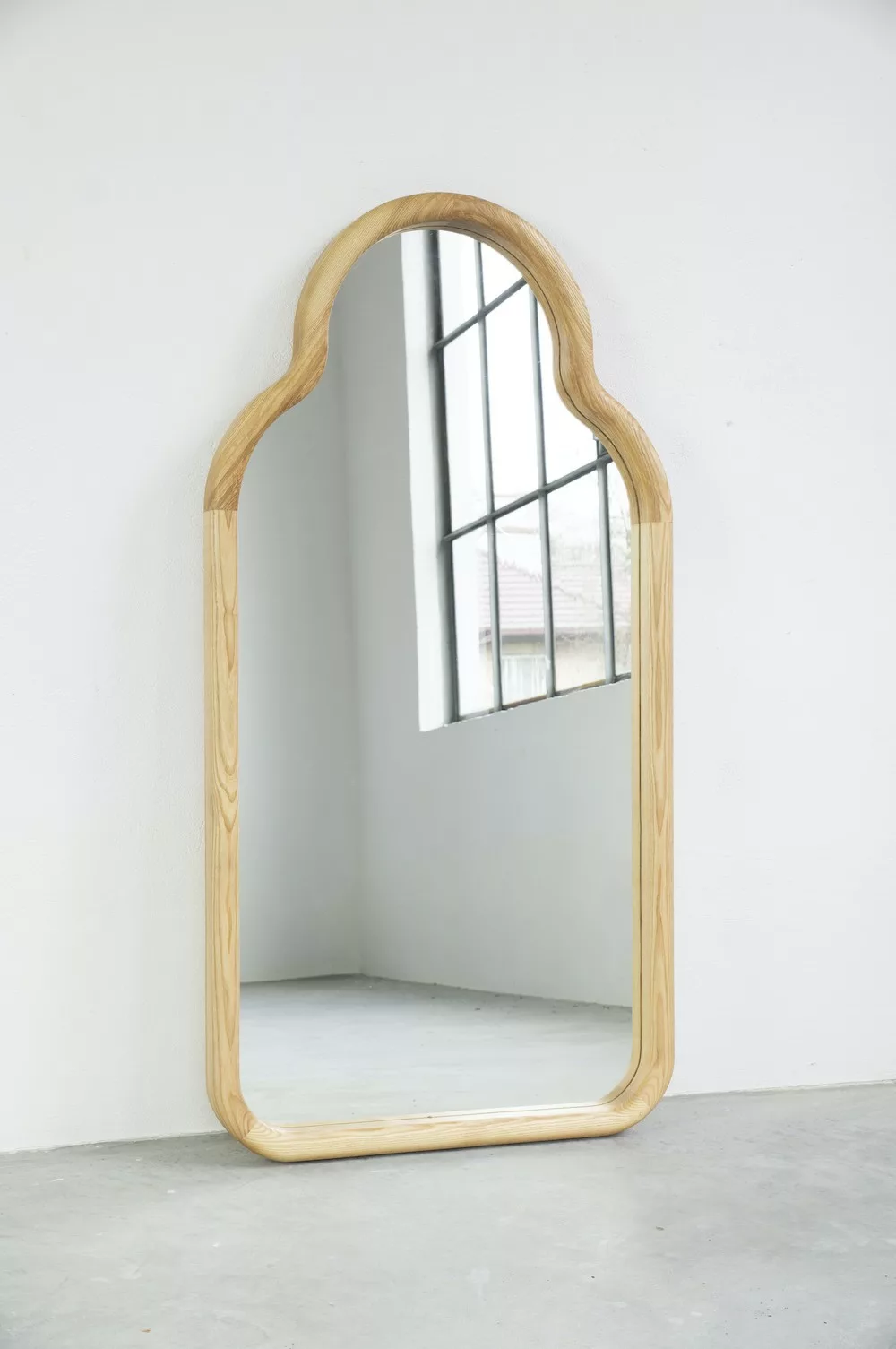 Miroir TRN en bois de frêne massif par Magda Jurek x Pani Jurek