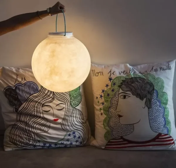 Lampe nomade Luna Take Away en forme de lune en Nebulite par In-es Art Design
