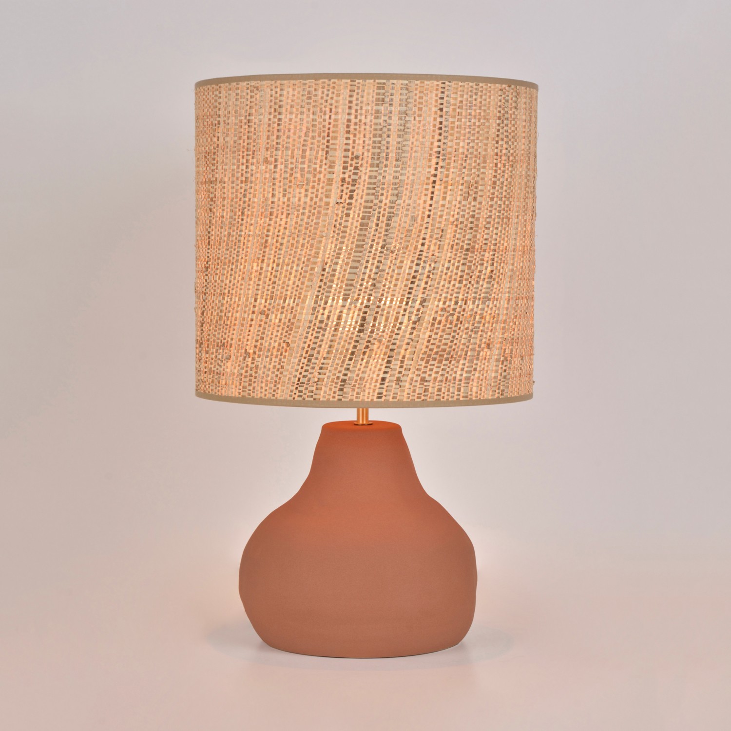 Lampe a poser Portinatx en céramique et abat-jour en bana et raphia par Market Set