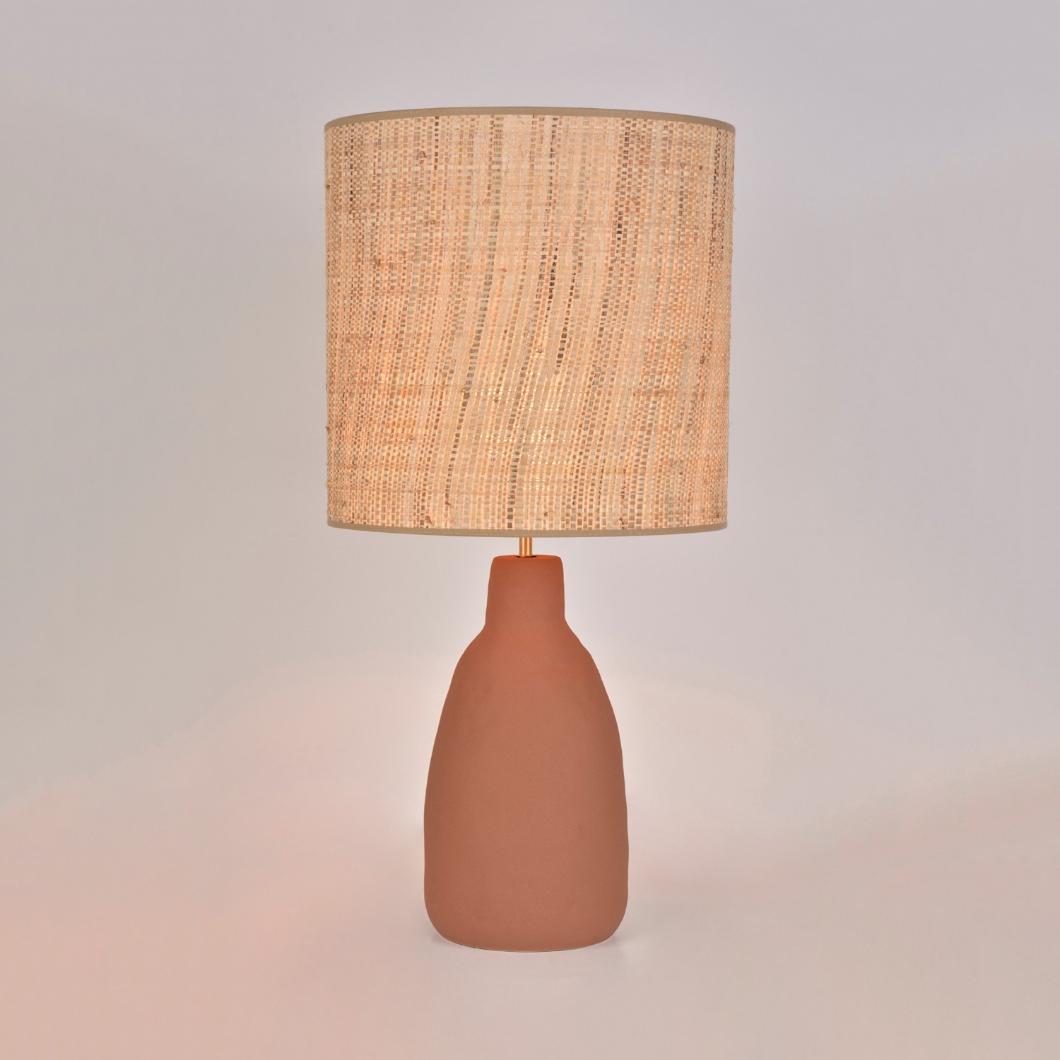 Lampe a poser Portinatx en céramique et abat-jour en bana et raphia par Market Set Lampe a poser Portinatx en céramique et abat-jour en bana et raphia par Market Set