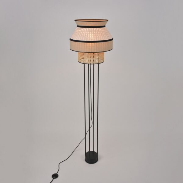 Lampadaire Singapour Nude / blanc en cannage & lin naturel par Market Set