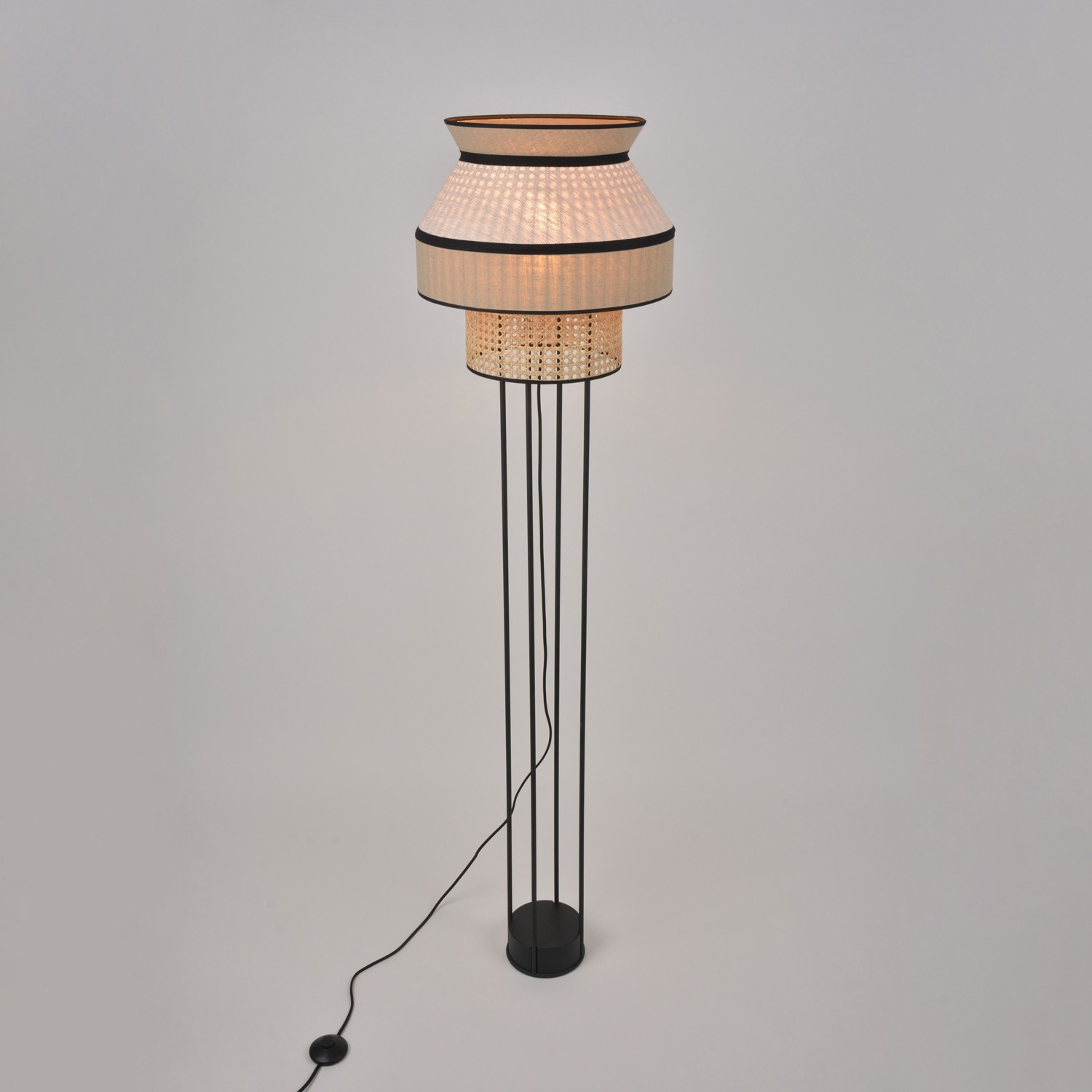 Lampadaire Singapour Nude / blanc en cannage & lin naturel par Market Set