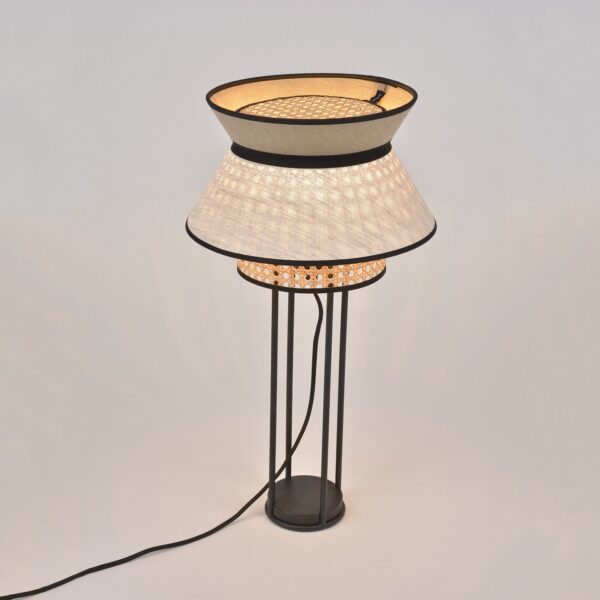 Lampe à poser Singapour Nude / blanc en cannage & lin naturel par Market Set