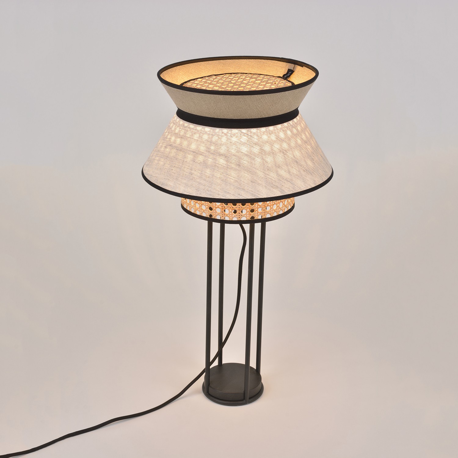 Lampe à poser Singapour Nude / blanc en cannage & lin naturel par Market Set