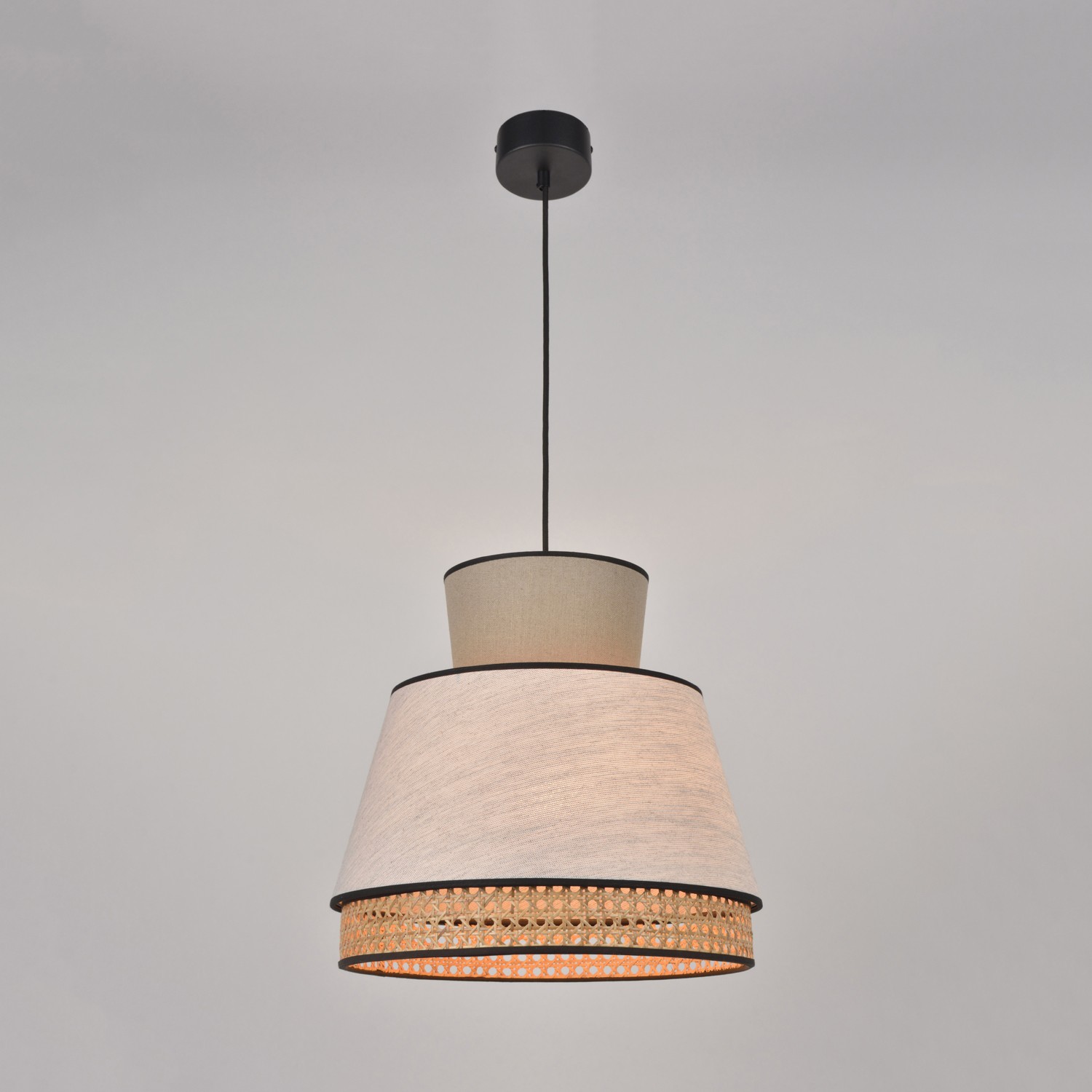 Suspension Singapour MM Nude / blanc en cannage & lin naturel par Market Set Suspension Singapour MM Nude / blanc en cannage & lin naturel par Market Set