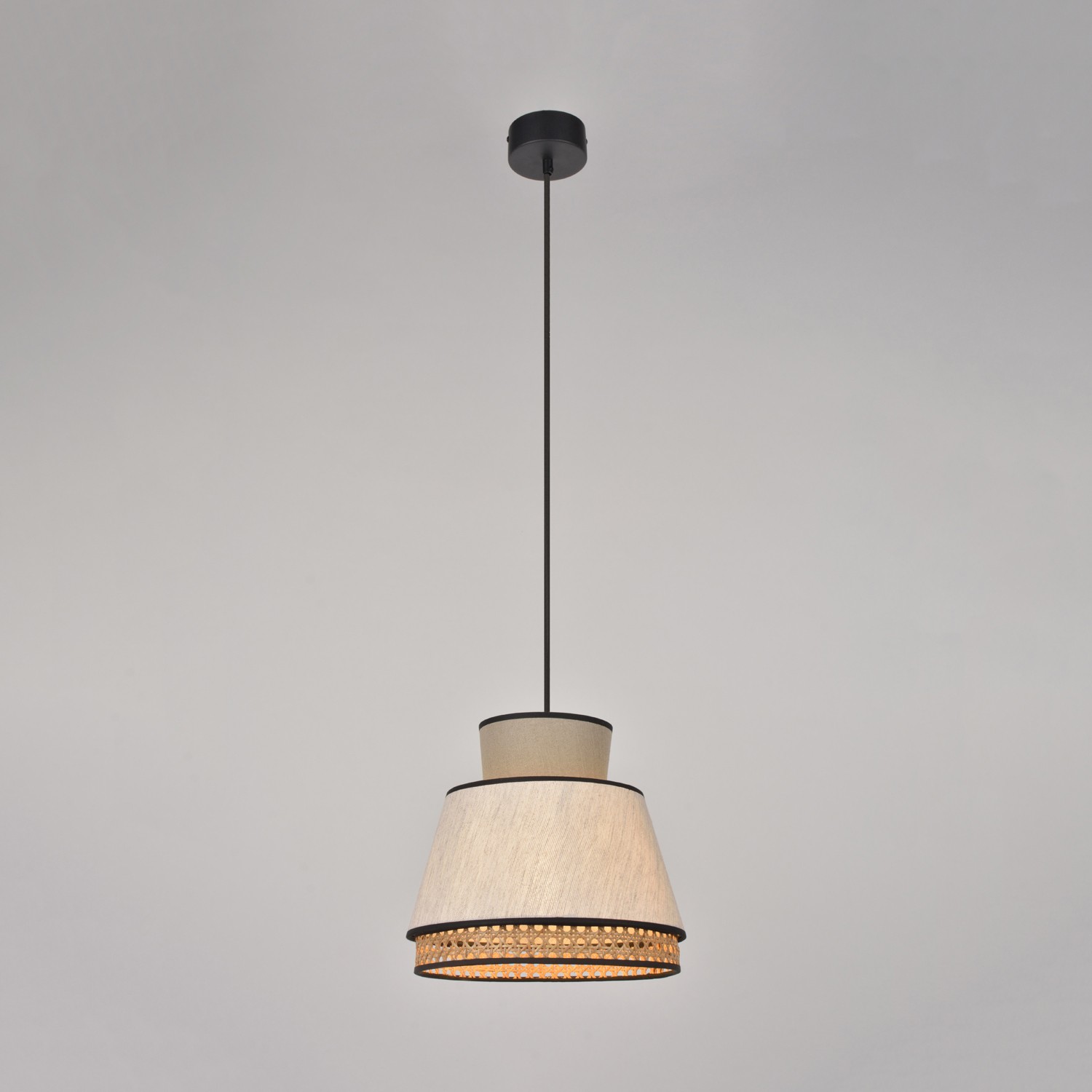 Suspension Singapour MM Nude / blanc en cannage & lin naturel par Market Set