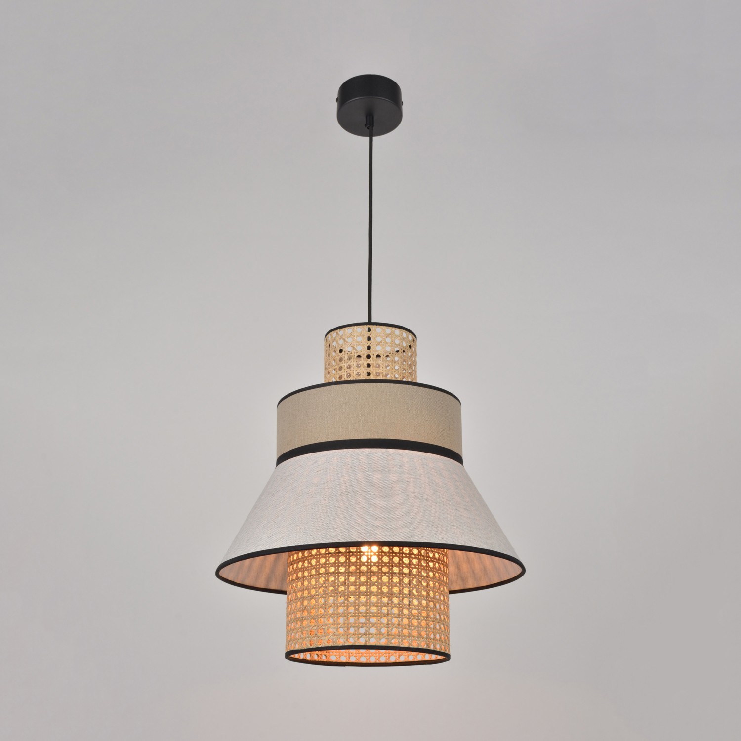 Suspension Singapour GM Nude / blanc en cannage & lin naturel par Market Set Suspension Singapour GM Nude / blanc en cannage & lin naturel par Market Set