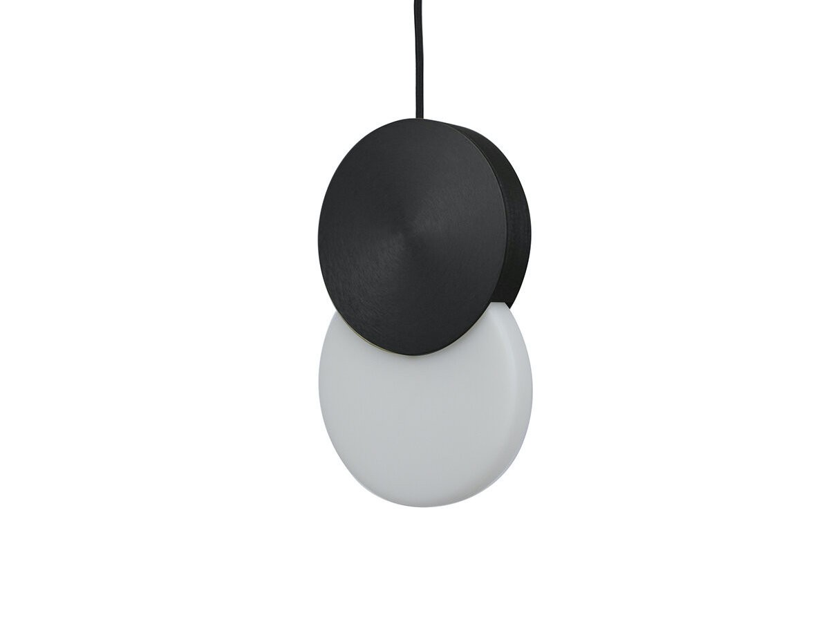 Suspension Duo en acier laitonné par Jordi Lopez x Eno studio Suspension Duo en acier laitonné par Jordi Lopez x Eno studio