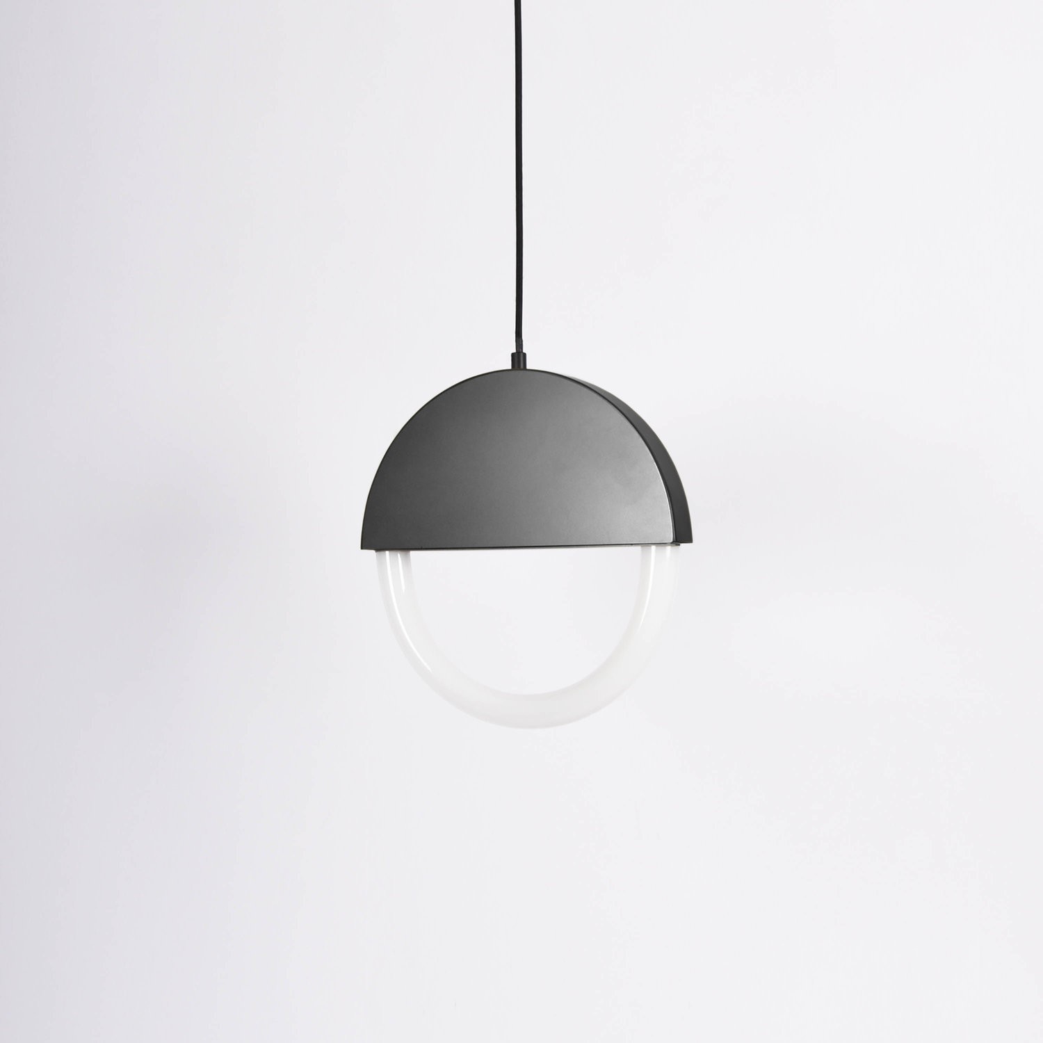 Suspension Percent en acier laitonné par Hanne Willmann x Eno studio