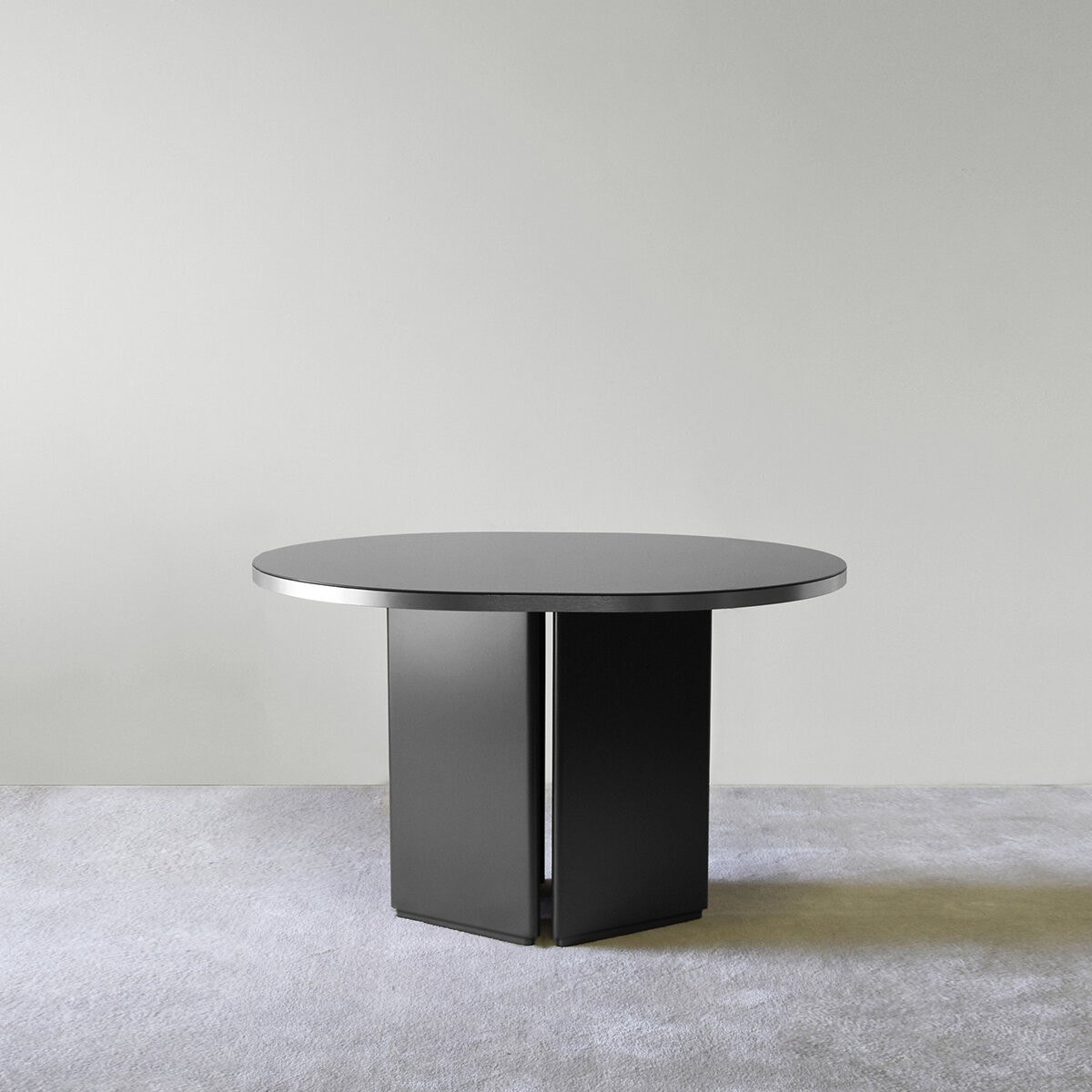 Table design Brandy 120 cm en finition argenté par Numéro111 x Eno studio